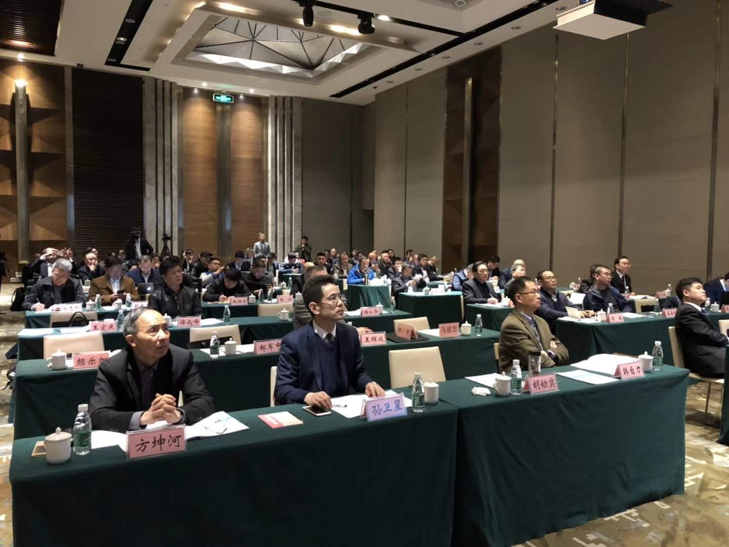 山美股份出席铁路工程高品质机制砂制造技术交流大会并发表主题演讲